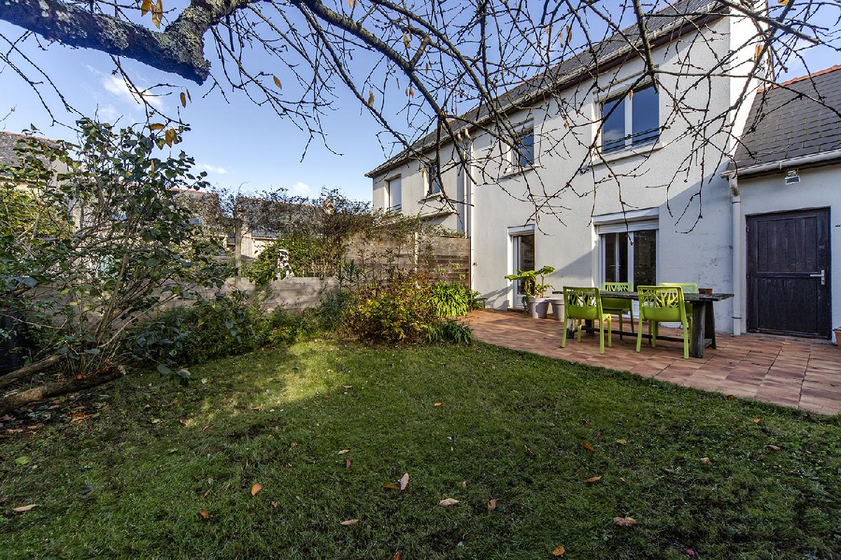 Maison individuelle avec garage et jardin